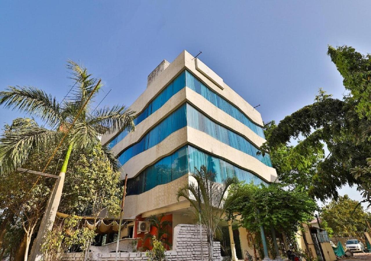 The Sky Imperial Hotel Yahvi Vadodara Bagian luar foto